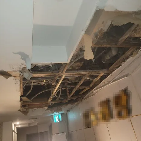 전포동 상가 천장 개방 후 틀·배관·전선 상태 확인